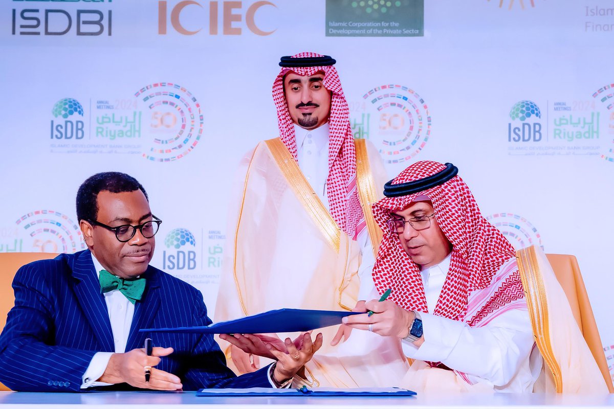 I was delighted to sign an MOU by ⁦@AfDB_Group⁩ with H.E. ⁦@salkhalb⁩ CEO ⁦@SaudiEXIM⁩ on promoting trade and investment between Saudi Arabia and Africa. Grateful to Deputy Finance Minister ⁦H.E. Ryadh Alkhareif of ⁦@MOFKSA⁩ for his excellent support!