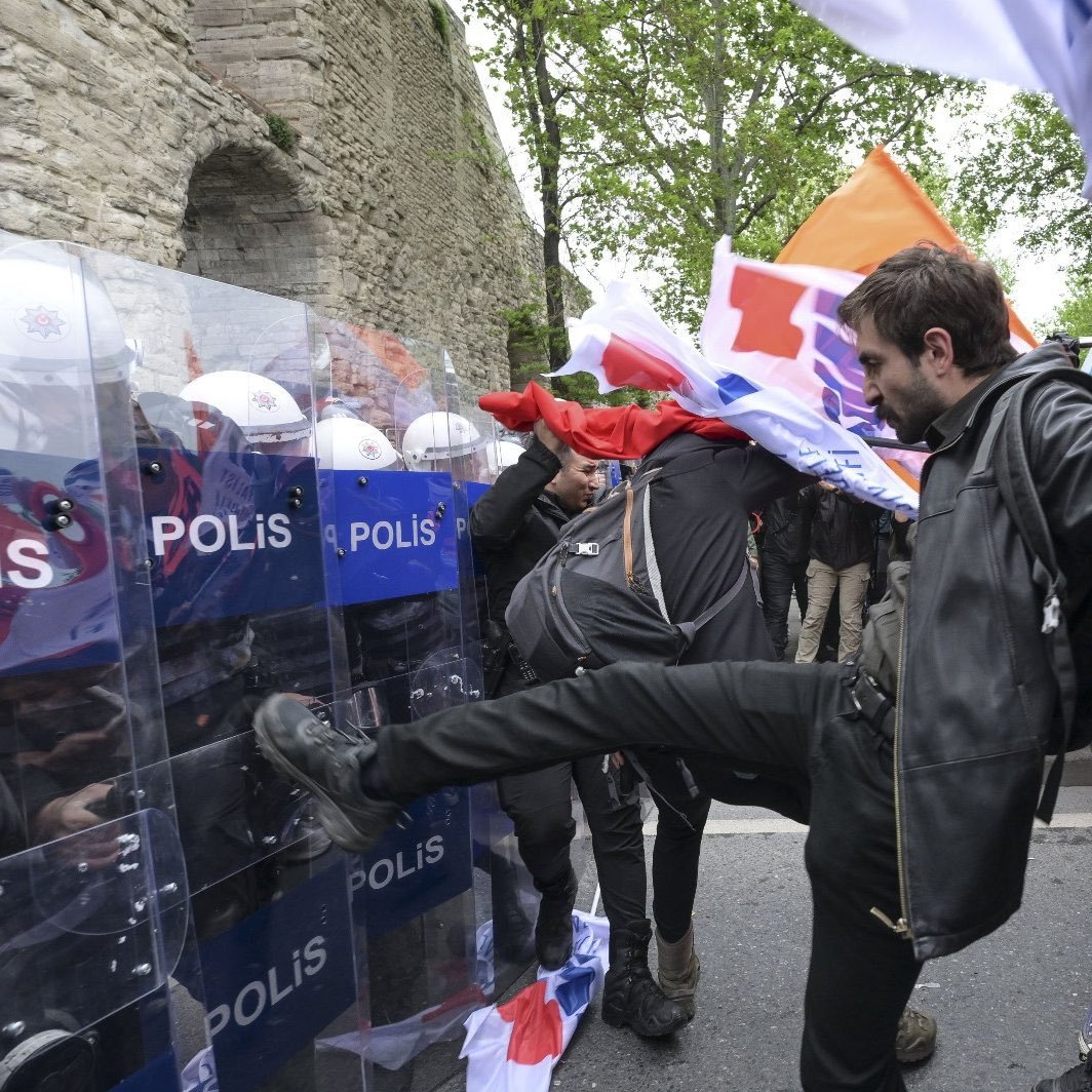 Bunlar mı emekçi?
Polise taş atmak, tekme atmak emek savunusu mu?
Polisimize en az Avrupa polisi kadar yetki verilmeli. Polise kalkan eller, bacaklar kırılmalı.
@AliYerlikaya