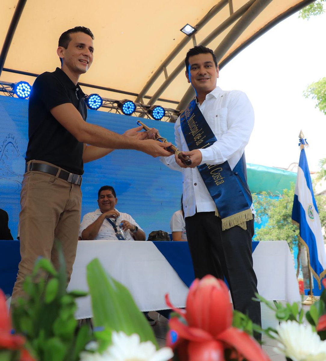#TomaDePosesión | Rafael Ávalos (@RafaelA23777748) recibió la vara edilicia como nuevo alcalde de La Libertad Costa. El acto se lleva a cabo en el parque central del distrito de La Libertad.