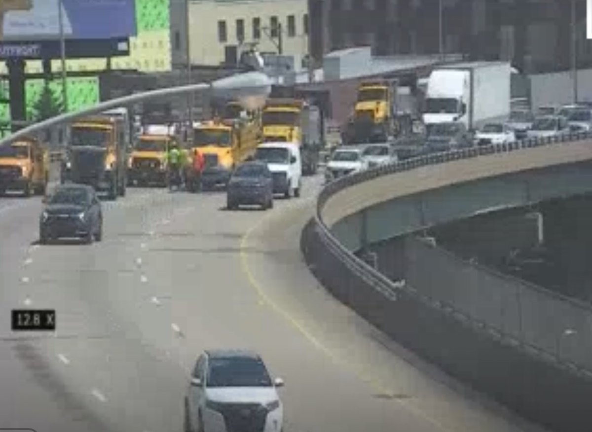 95 SB near Girard only the left lane is getting by for a work crew @StevieLReese @511PAPhilly @KYWNewsradio