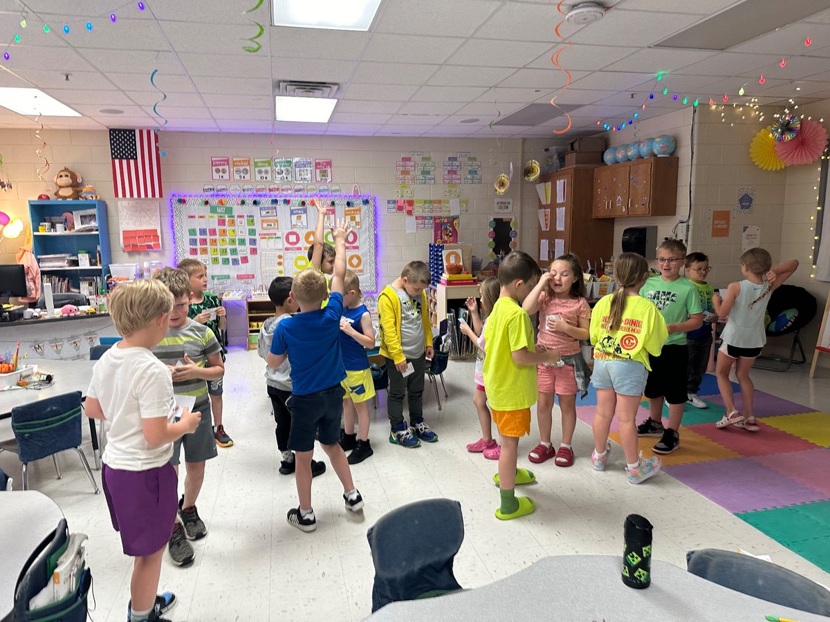 Quiz-Quiz-Trade was a fun way for these first graders to review math content at @SummitWildcats this morning! #kaganambassadors