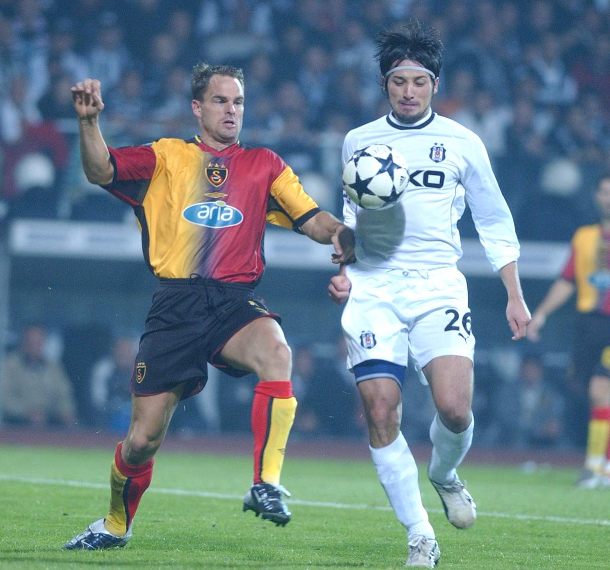🟡🔴 Galatasaray 2003/04 İç Saha ⚫️ Sarı-kırmızı parçaların tüm bölgelerde siyahla ayrıldığı bir tam parçalı.