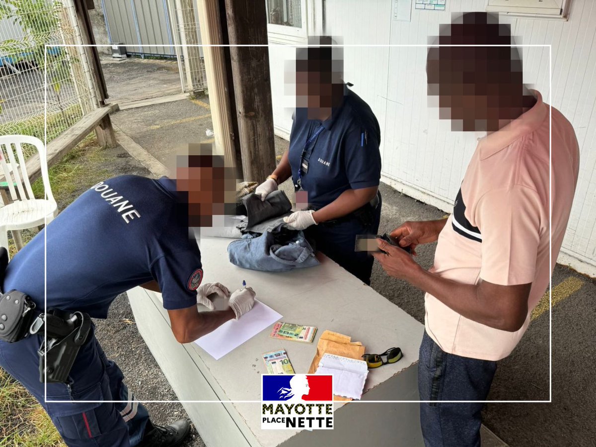 #MayottePlaceNette | Gare Maritime ⛴️ 

Cette semaine, les Douanes, la Police Nationale de Mayotte et la Préfecture ont procédé à une opération de contrôle des valeurs détenues par les voyageurs en direction d’Anjouan.