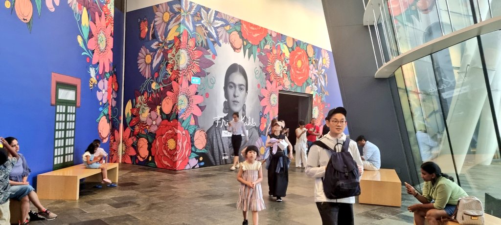 Demà inaugurarem una nova biografia immersiva de FRIDA KAHLO, THE LIFE OF AN ICON, a l'ArtScience Museum.

L'equip de @LayersReality està treballant a fons des de Barcelona i a Singapur per jornada de demà. Tota una fita d'un projecte que va començar a @idealbarcelona fa 3 anys.