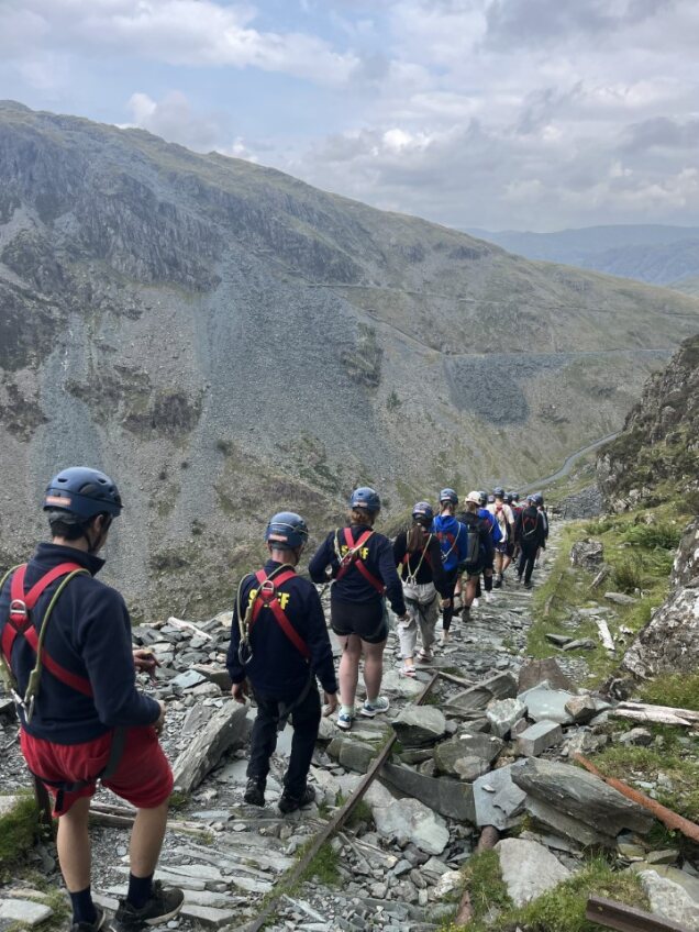 Our English+Outdoor Adventure programme includes a variety of activities such as bushcraft and outdoor survival skills, raft building, ghyll scrambling, rock climbing and abseiling and caving. #adventure#summerschooluk#studyabroad
internationalsummercourses.org/english-outdoo…