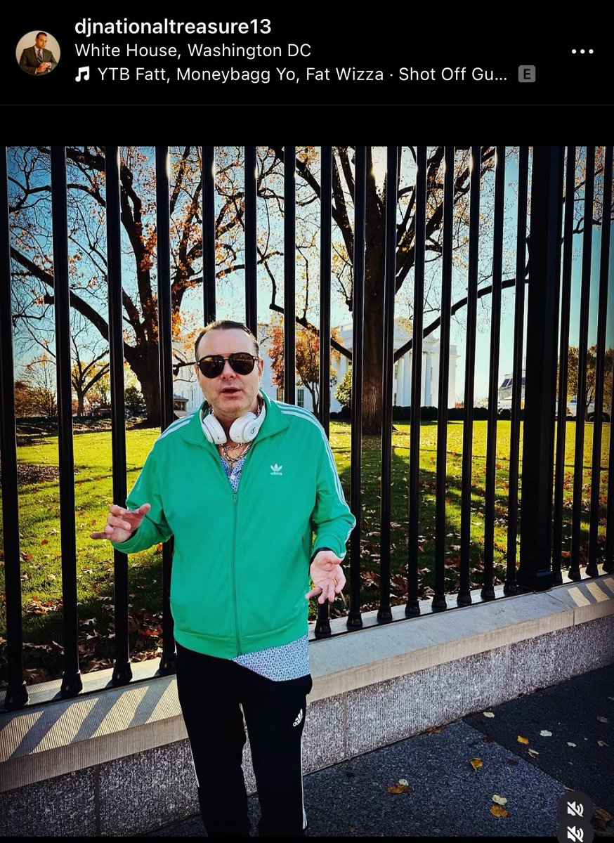 Me in front of front of The @WhiteHouse smoking a joint in front  of The @SecretService 💪🏻😘😎🌎🤴