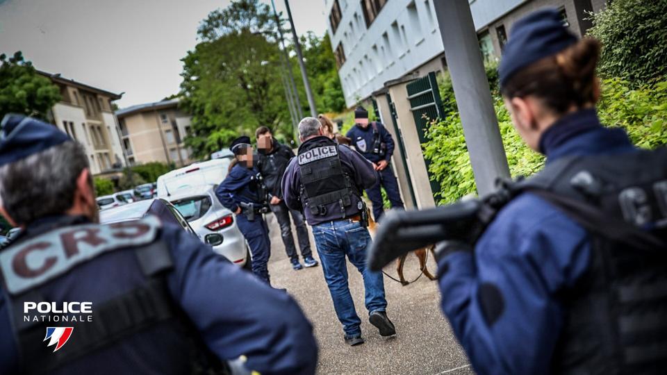 #PlaceNetteXXL |📍Essonne (91). Après plusieurs jours d'intense mobilisation des forces de l’ordre dans le département, dressons le bilan : 176 interpellations ont été réalisées, 25 armes ont été saisies, et 485 000€ d’avoirs criminels ont été confisqués.