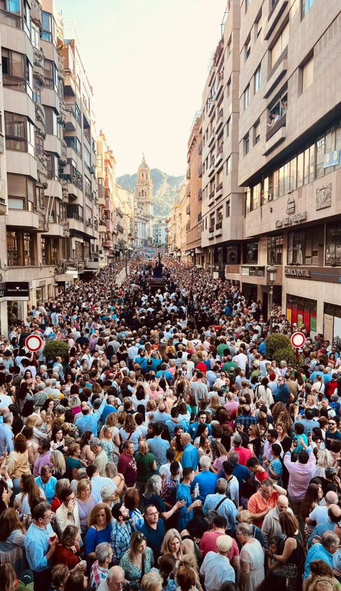 Hoy, un año desde que salió, llueve en las tierras Jaeneras. Hace lo que tanto le pedimos, el agua. Muchos dirán que solo es una coincidencia, yo tengo la suerte de tener FÉ. VIVA EL ABUELO.