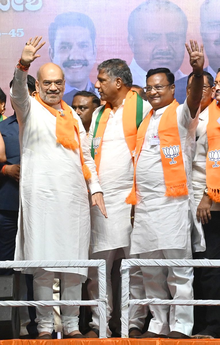 ಆಧುನಿಕ ಚಾಣಕ್ಯ, ಕೇಂದ್ರ ಸಚಿವರಾದ ಶ್ರೀ @AmitShah ಅವರೊಂದಿಗೆ.. #AmithshahatHubballi #Amithshah #ಹುಬ್ಬಳ್ಳಿಧಾರವಾಡಮಹಾನಗರಜಿಲ್ಲಾ