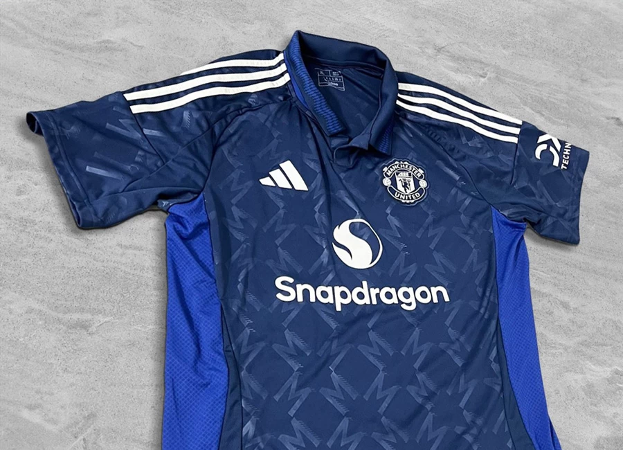 🚨 Exciting news for all Manchester United fans! 🚨 The leaked images of the 24/25 Away Shirt are finally here! Get ready to feast your eyes on this sleek design that's sure to turn heads on and off the pitch. #FootballFashion ⚽👕