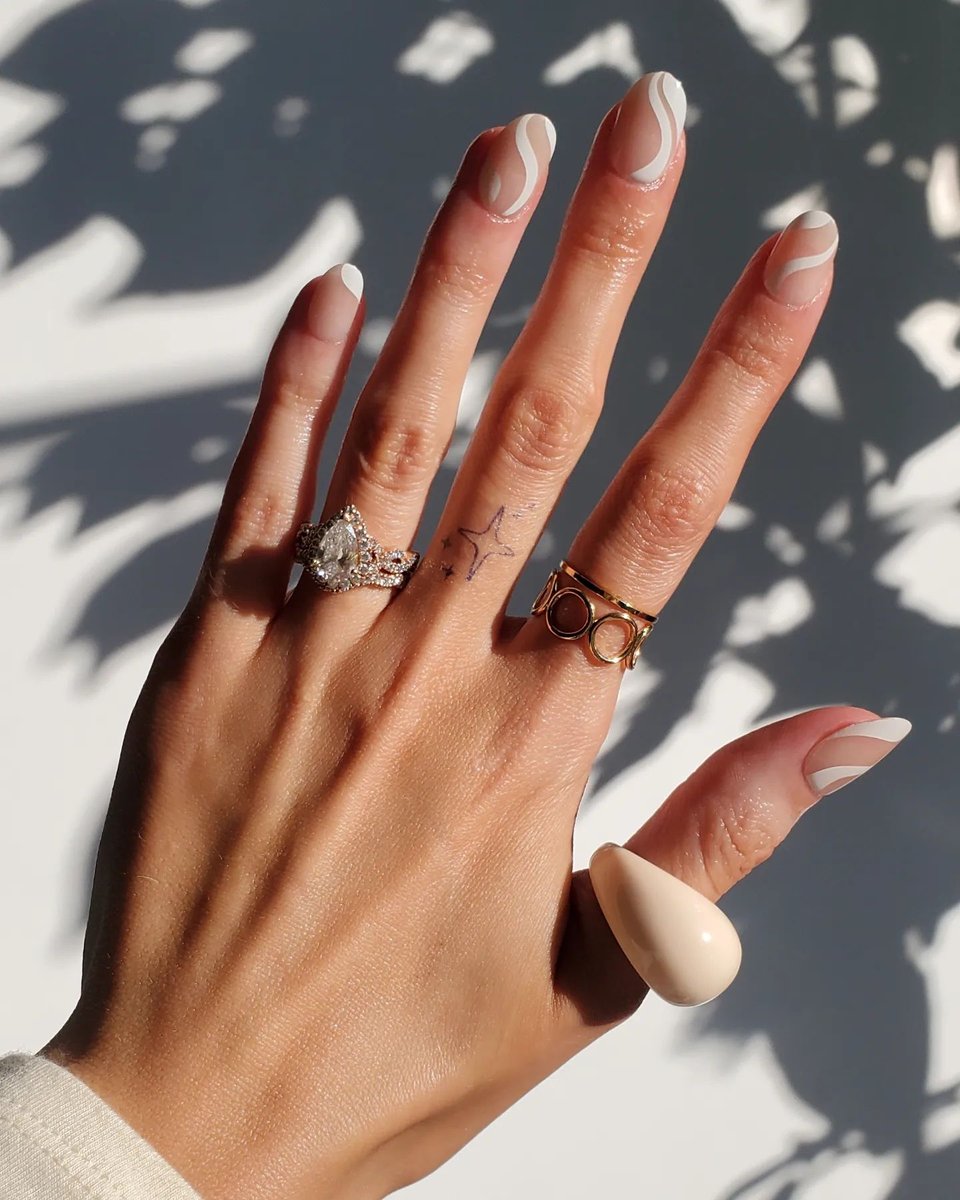 Every hand tells its own love story with the glimmer of a Neil Lane ring. 🤍 📸: alittleblondeblogger 💎: @KayJewelers #NeilLane #EngagementGoals #MarriageGoals #WeddingVibes #BridalInspiration #LoveStory #Marriage #Wedding #Love #CoupleGoals #Bridal #WeddingInspiration