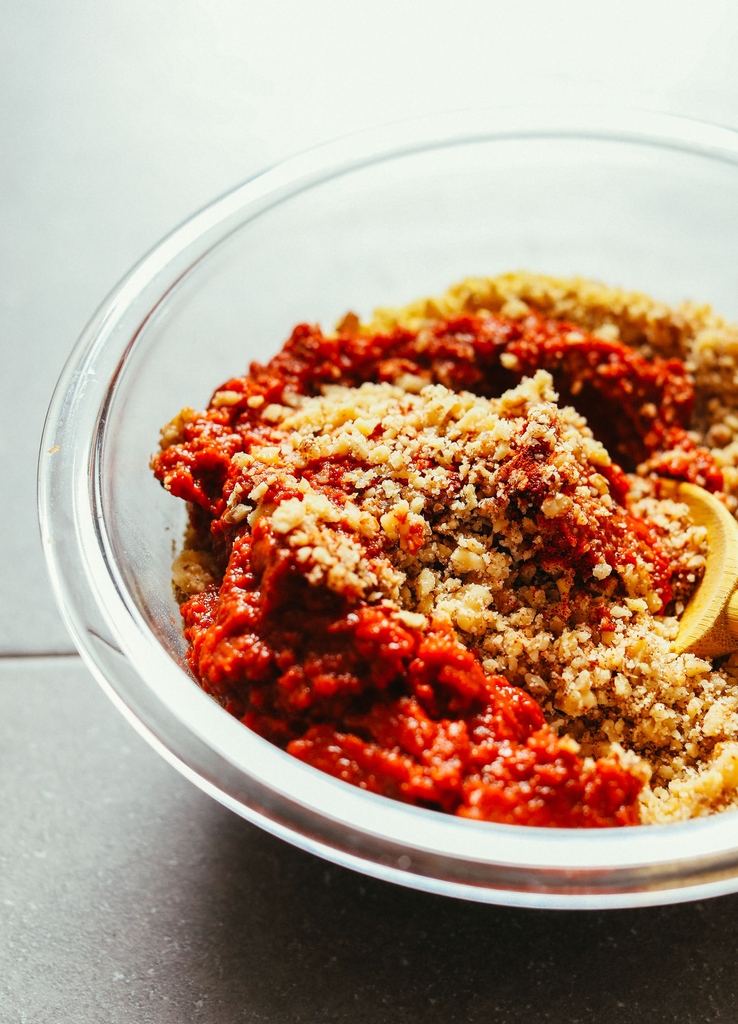 TACOS in 10 MINUTES!? 🌮🏃‍♀️ Let's do this, friends! This smoky, spicy Raw Vegan Taco “Meat” is made with walnuts, sun-dried tomatoes 🍅, spices 🌶️, and peppers. It makes some seriously delicious tacos with NO COOKING required! Tap the link for the recipe: l8r.it/oi0I