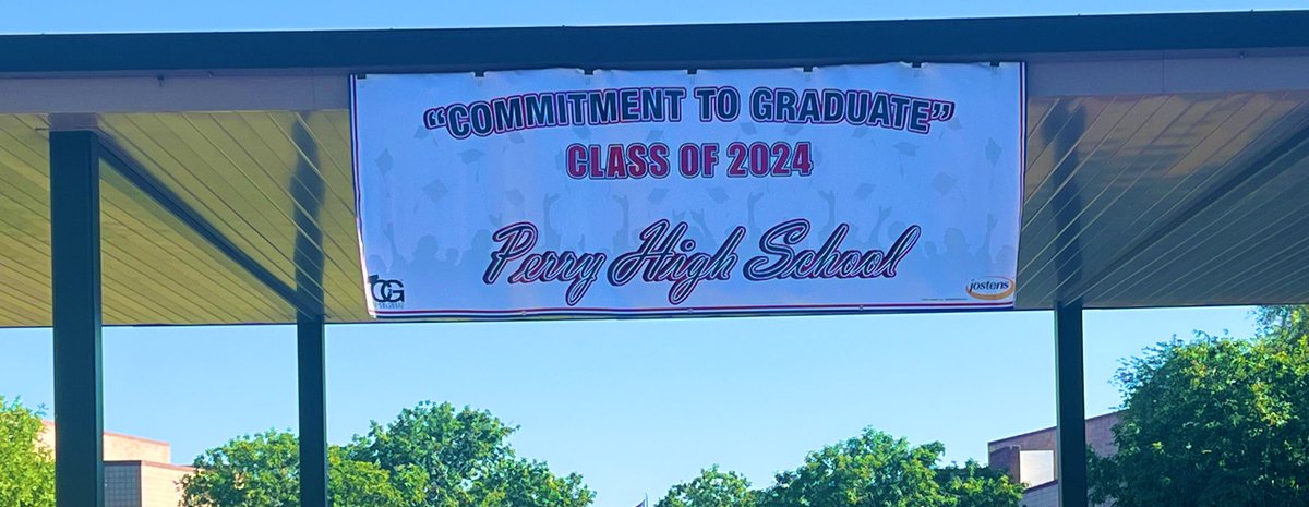 SENIORS……..the countdown has begun! Your banner is up! @perry_pumas @perrypumas @Jostens LOVE our SENIORS! Class of 2024 ❤️💙@ChandlerUnified