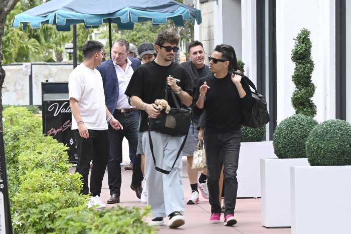 📸 | Charles, Alexandra, Andrea, Antoine e Joris ontem em Miami.

Via: @leclerc_photos 
#TeamLeclerc