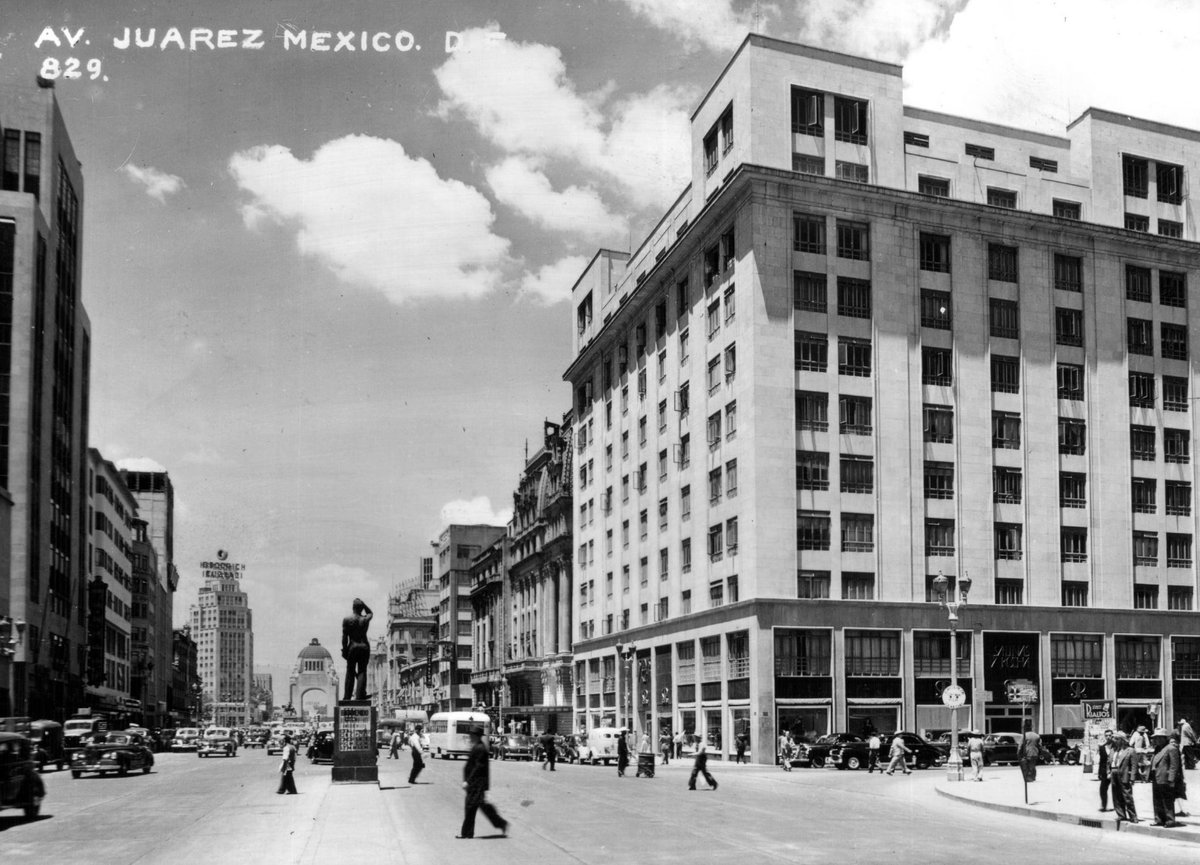 La avenida Juárez vista desde el cruce con Doctor Mora en los años cuarenta. Destaca el Monumento al Obrero, que ahora está en el edificio del Congreso del Trabajo. 📷: Colección Villasana