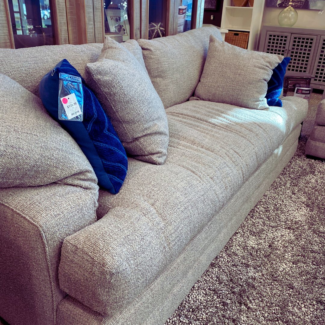 'Hey honey! do you know where my phone is?'
'Did you check between the couch cushions?'
'You're not going believe me but... there's only one cushion!'

#Klosstohome #localbusiness #affordablefurniture