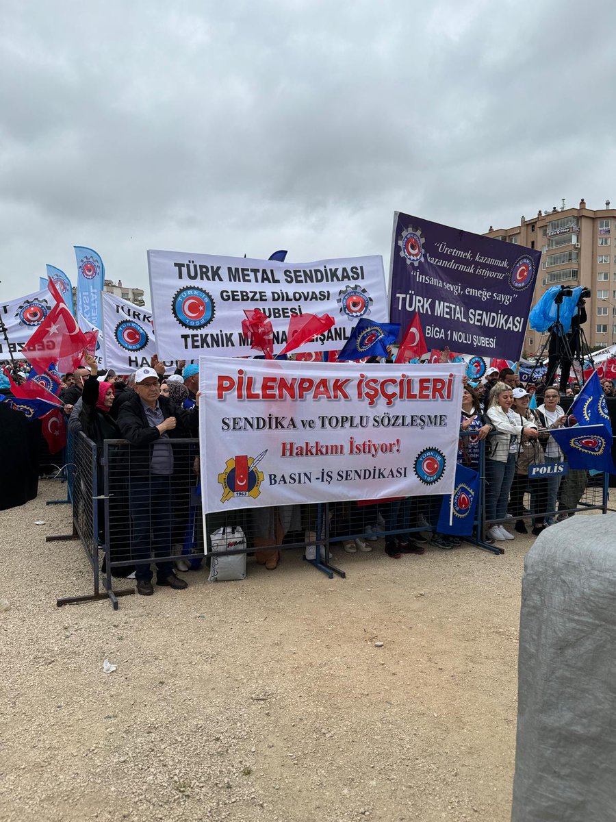 Türk-İş (@turkiskonf), 1 Mayıs’ı Bursa’da kutladı… Grevdeki PilenPak işçileri, Bursa’da #1Mayıs alanındaydı… #PilenPaktaGrevVar #SesVerPilenpakaTİSGelsin @PepsiCo @MarsGlobal @eti @Ulker