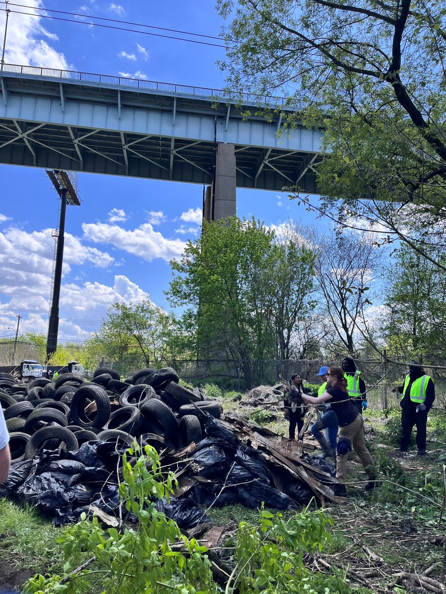 Last week, we collected +220 tons of litter near Mingo Creek and the Schuylkill River! Of that, tires made up 38.5 tons. We had a great time teaming up with @PhilaStreets. Thanks to all who volunteered! Want to join us? Sign up for event our notifications: phillyh2o.info/events
