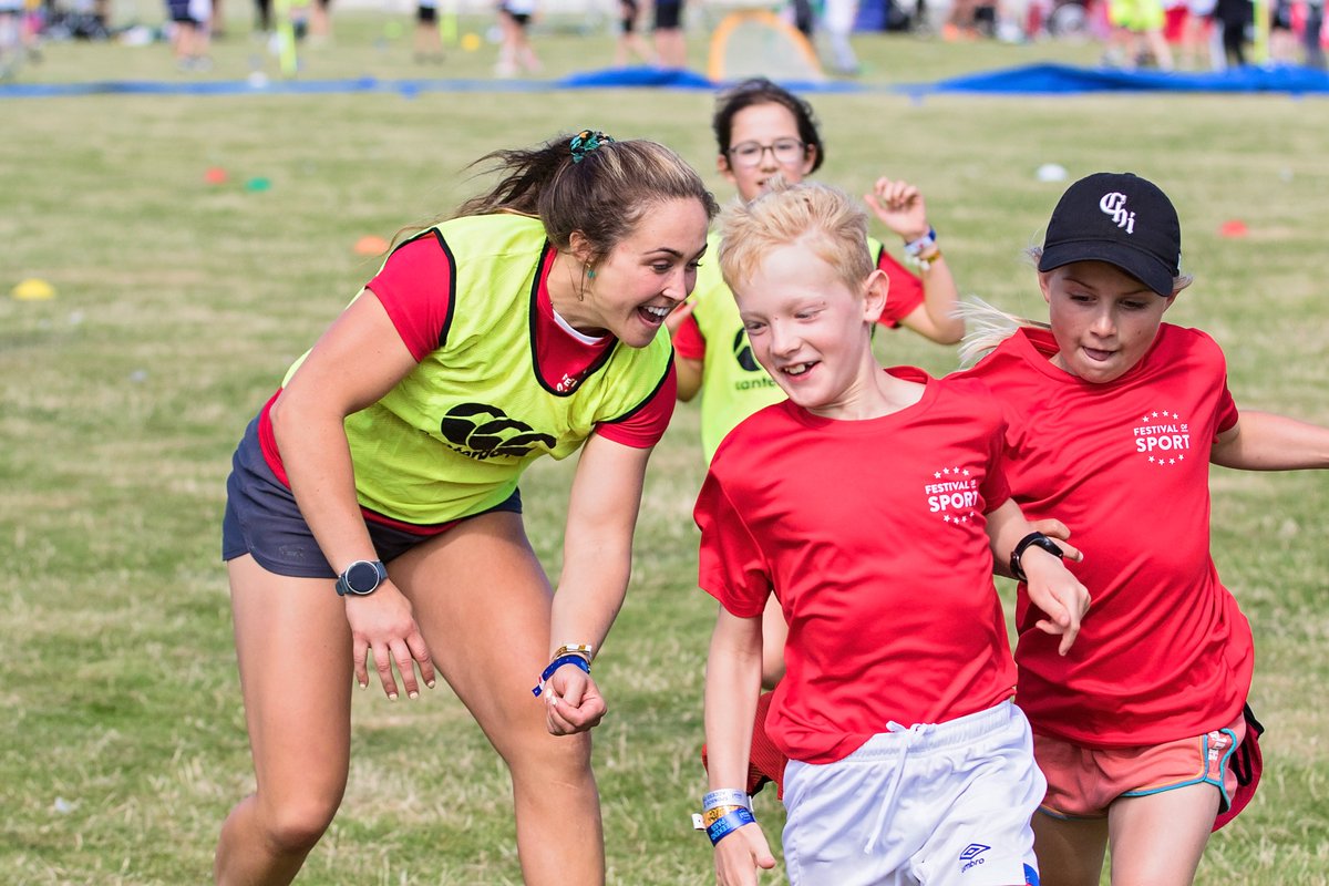 We love this pic of 2024 Six Nations Grand Slam @RedRosesRugby champion @sydneygregson from last summer. Inspiring the next generation! ❤️🏉🌹