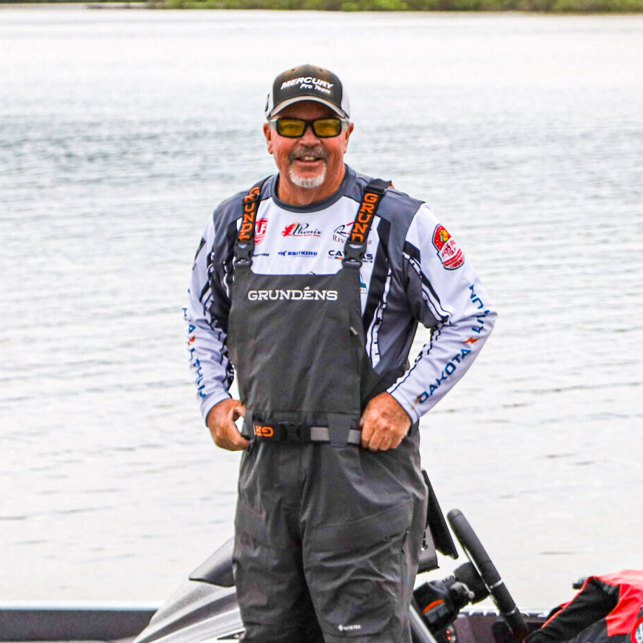 Laughing, smiling, loading up on @RedCon1Official to get the morning started at Eufaula! The @BassProShops BPT pros of Group B had a pleasant morning ahead of incoming storms that should hit the massive Oklahoma fishery by the middle of Period 2: majorleaguefishing.com/bass-pro-tour/…