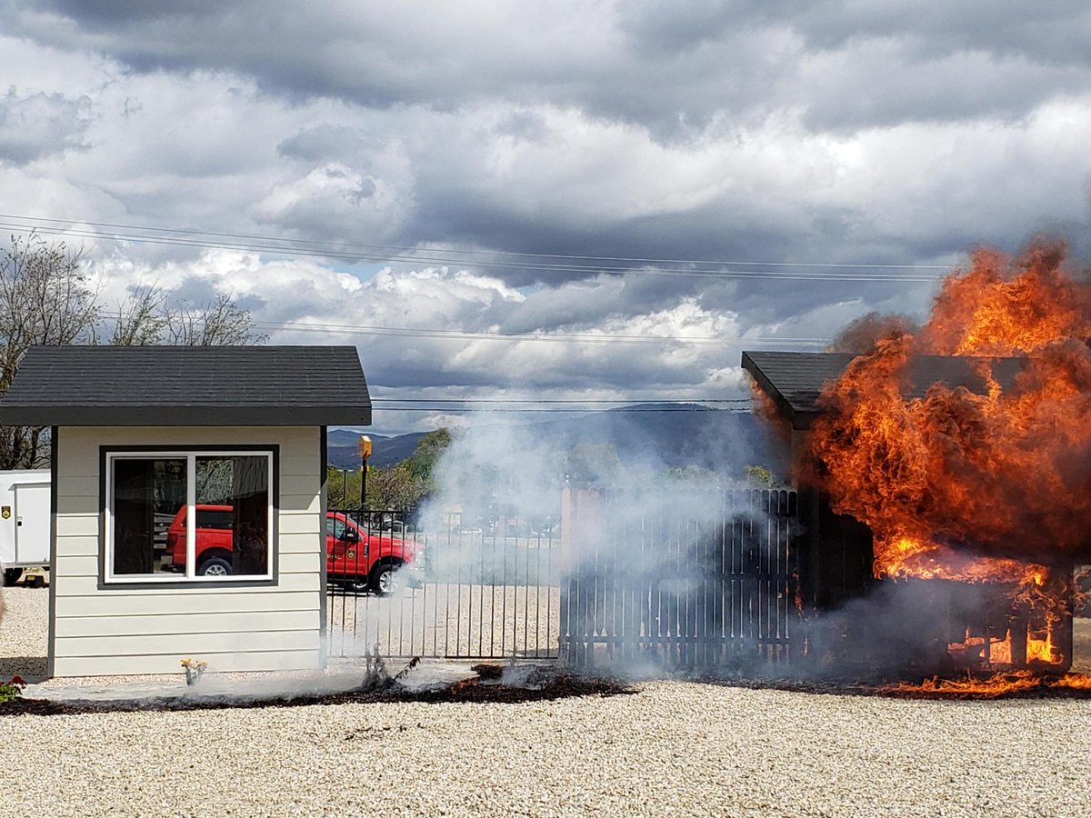 These images from a burn demonstration conducted by the @IBHS_org reinforce the critical role that removing combustibles from the five-foot perimeter around your home. Yet another reason to participate in #WildfirePrepDay this Saturday!
nfpa.social/mqkW50RtAIl