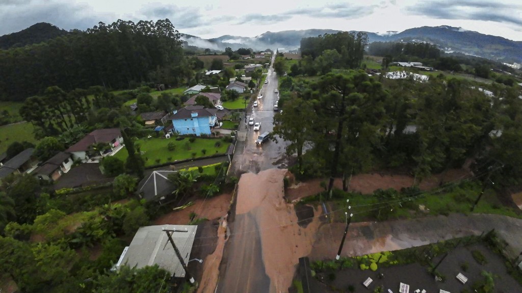 Al menos ocho personas murieron y 21 se encuentran desaparecidas por las intensas lluvias registradas en el estado de Rio Grande do Sul, en el sur de Brasil, según un nuevo balance de las autoridades este miércoles. Fuente: AFP #TReporta