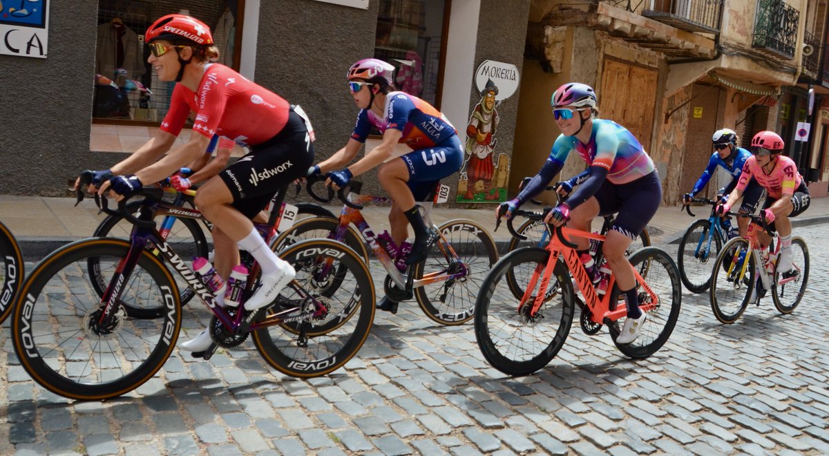 El primer grupo a su paso por Daroca:

#LaCasadelCiclismo #UCIWWT #LaVueltaFemenina📷
#Daroca #Ciclismo