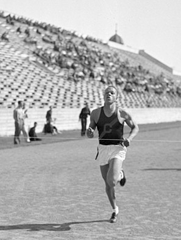 “I was running the race, … and people were yelling and screaming, ‘Do one for Cal.’” 🥇🐻💙 Cal alum Archie Williams was born #OTD in 1915. The Oakland native was a gold medalist at the Berlin Olympics, a flight instructor at Tuskegee Institute, and a high school teacher.