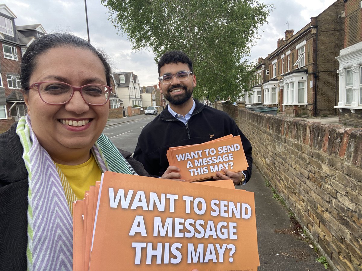 Let’s make history and win the SW seat with @Gareth_Roberts_ After a successful press briefing with international broadcasters, we had a positive reception at the doors. #VoteLibDem for all 3 ballots