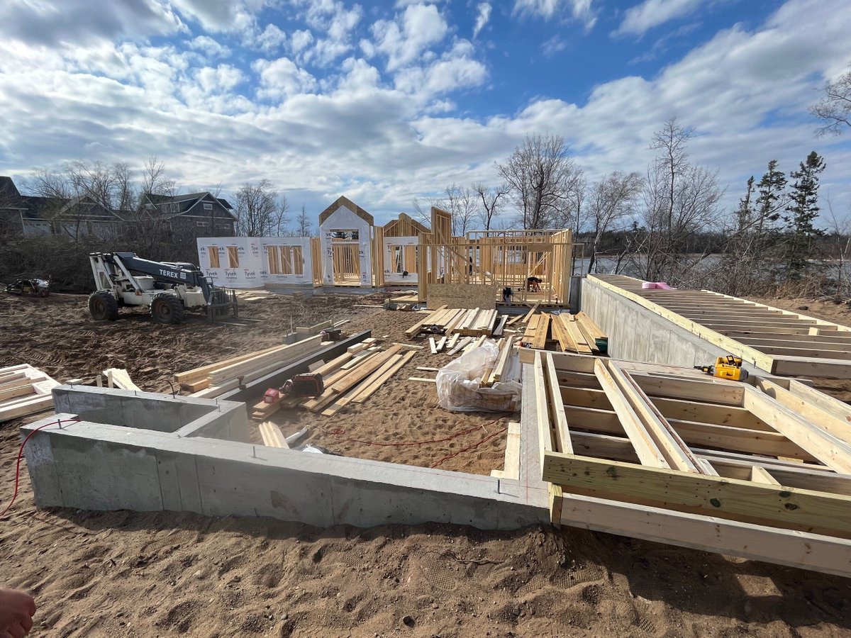 🚧‼️ ATTENTION - CONSTRUCTION UPDATE ‼️🚧 Our Gull Lake property is taking shape - this home is going to be STUNNING 😍 hubs.ly/Q02vGVW50 #lakehome #eastgulllake #brainerdlakesarea #mnhomebuilder #pricehomesmn