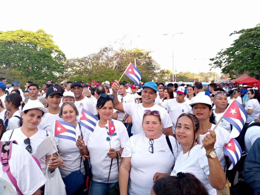 Los Comunicadores a la Vanguardia en su compromiso con la Revolución! #PorCubaJuntoCreamos #1Mayo en @ETECSA_Cuba #LasTunas