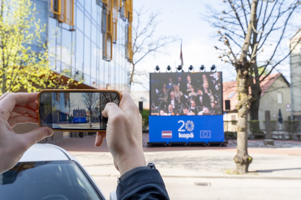 Šodien @Cesis_lv visas dienas garumā pie Vidzemes koncertzāles 'Cēsis' darbojas svētku instalācija par godu Latvijas divdesmitgadei ES. Kopā jau esam noskatījušies svētku koncertu tiešsaistē un, dienai satumstot, debesīs satiksies gaismas stari ES krāsās! #20YearsTogether