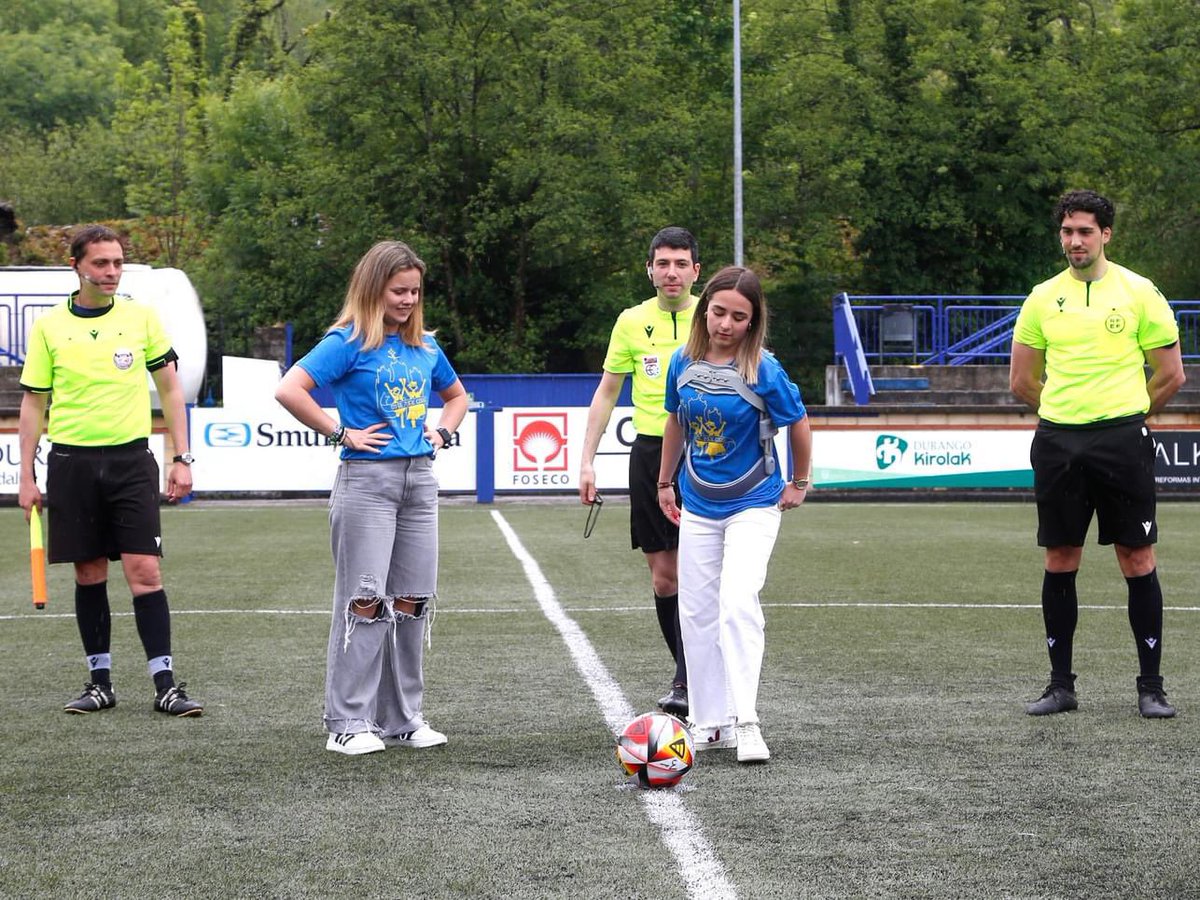 🎗️Ohorezko sakea #gubezuekgara @lacuadridelhospi Gaurko egunak utzi digun momentu berezia 🎗️ Saque de honor frente al #cancerinfantil #masinvestigacionparamasvida 📸 Luis Iturrioz #aupacultu