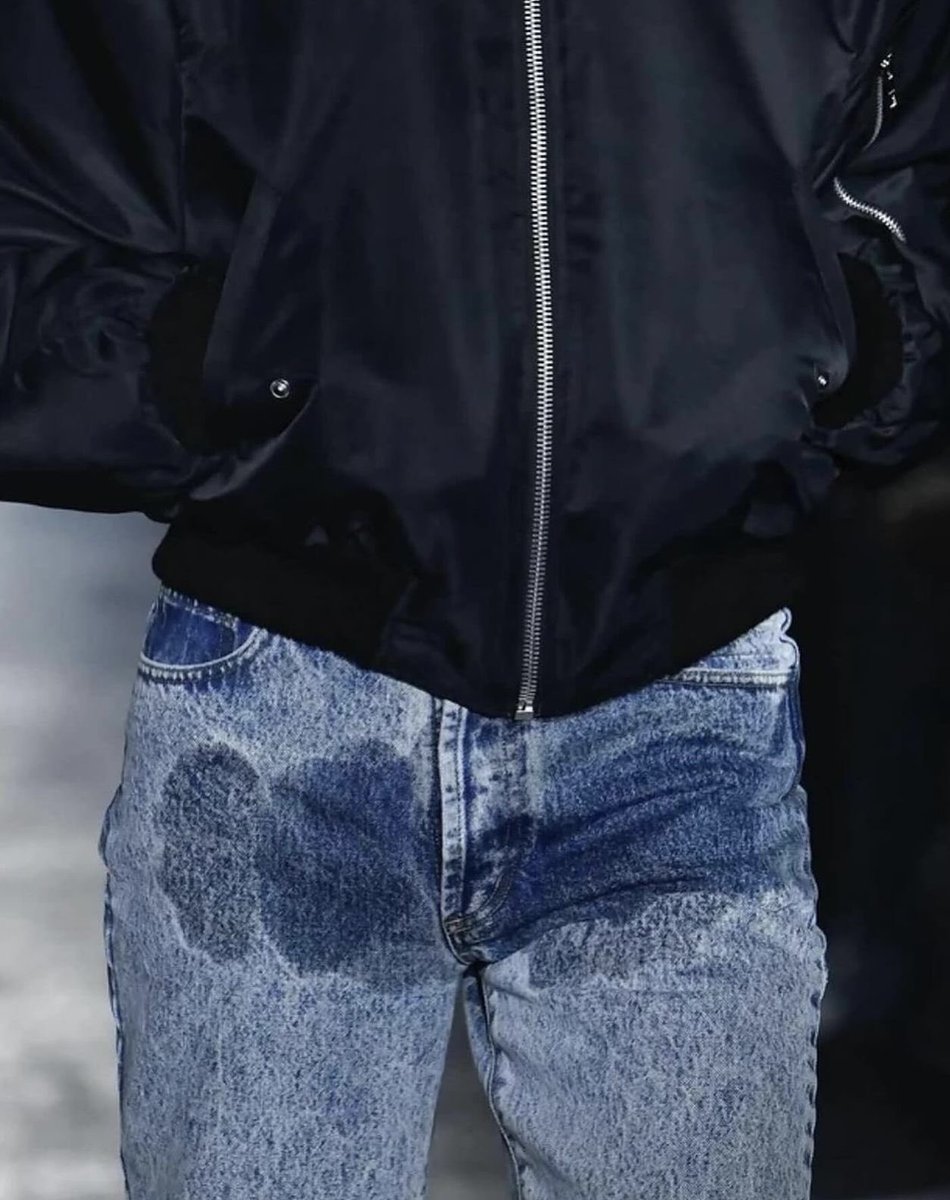Flipad. Una marca de moda de lujo, JordanLuca,ha diseñado unos jeans(modelo Stain Stonewash)q tienen una mancha delante q parece un pis. 500€ cuestan y están agotados. Y digo yo,q momento tan chungo enfrenta la humanidad!😆 #matamecamion #unpisyalamoda