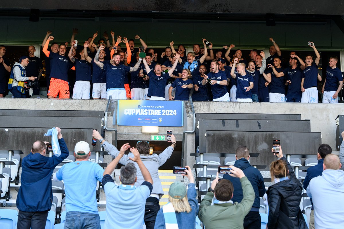 Här lyfter @Malmo_FF pokalen efter att ha tagit hem Svenska cupen herr för 16:e gången! 🏆 Stort grattis! ⚽️🥇