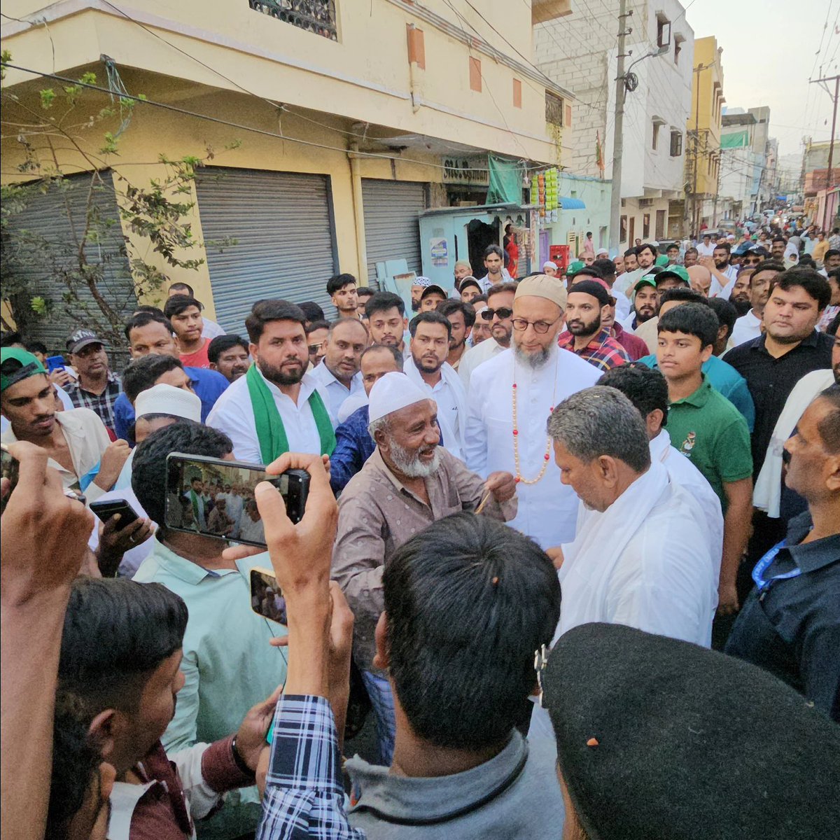 TOday Evening AIMIM President & Hyderabad Candidate Barrister @asadowaisi Sahab held door to door campaign in TalimAmlaPur, Mahboob Colony & surrounds in Karwan assembly segment.

Hyderabad goes to poll on May 13.

#Hyderabad 
#AsaduddinOwaisi 
#VoteForKite