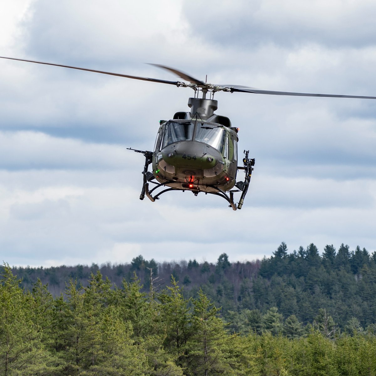 The 1 Wing Basic Tactical Aviation Course began in April at Garrison Petawawa. @RCAF_ARC CH-146 Griffon and CH-147 Chinook pilots are training on multiple scenarios to obtain their Tactical Flight Lead qualification. #RCAF