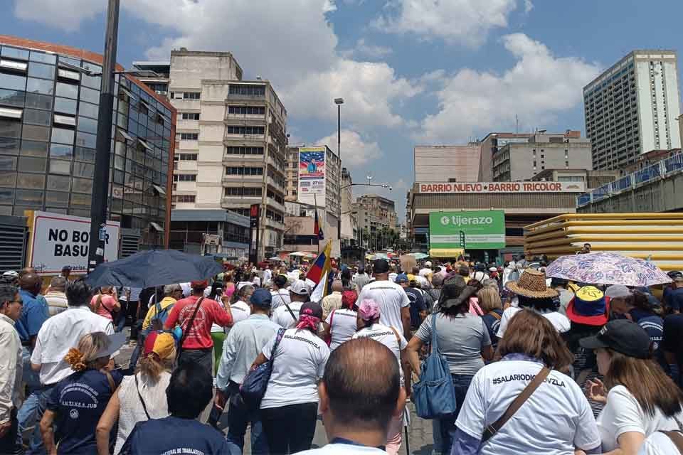 Marchan en todo el país para exigir al Estado venezolano aumento salarial y de pensiones #TalCual #ClaroyRaspao
Haz clic en la imagen para más detalles talcualdigital.com/trabajadores-m…