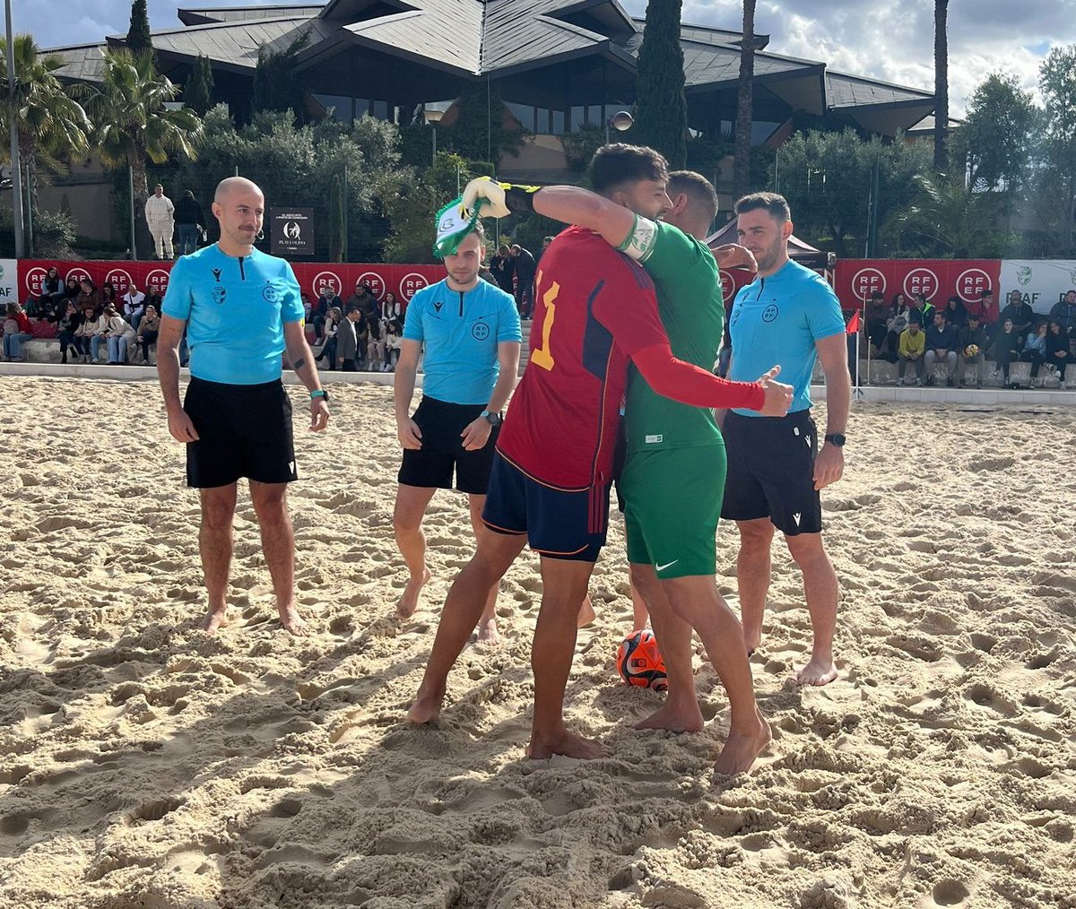 ⚽🏖️ Fútbol Playa 🔴🔛| Comienza el partido ⚔️ @SEFutbol @FutbolPlayaRFEF 🆚 #AndaluzaSéniorFP 📺 Puedes seguir el partido a traves del canal 1⃣ de RFAFtv #FútbolPlayaRFAF