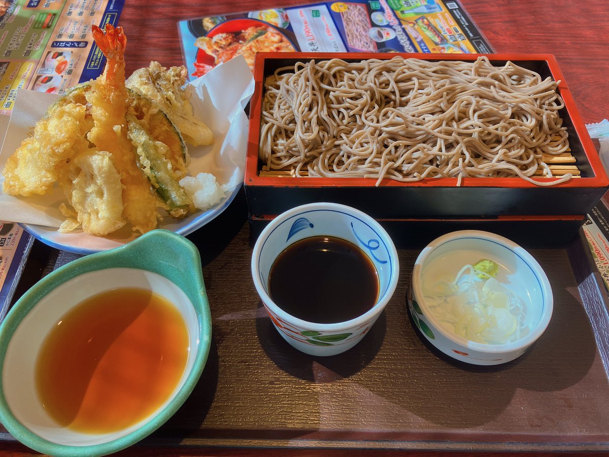 きゅるきゅるり〜ん とりあえずご飯の写真を。今日はMX4D映画の前にご飯食べたらお腹痛くなった前回の経験があるから朝ご飯の後は夜ご飯にした。3日連続で夜ガッツリ食べてしまってMAX体重に戻りそうだよー💦