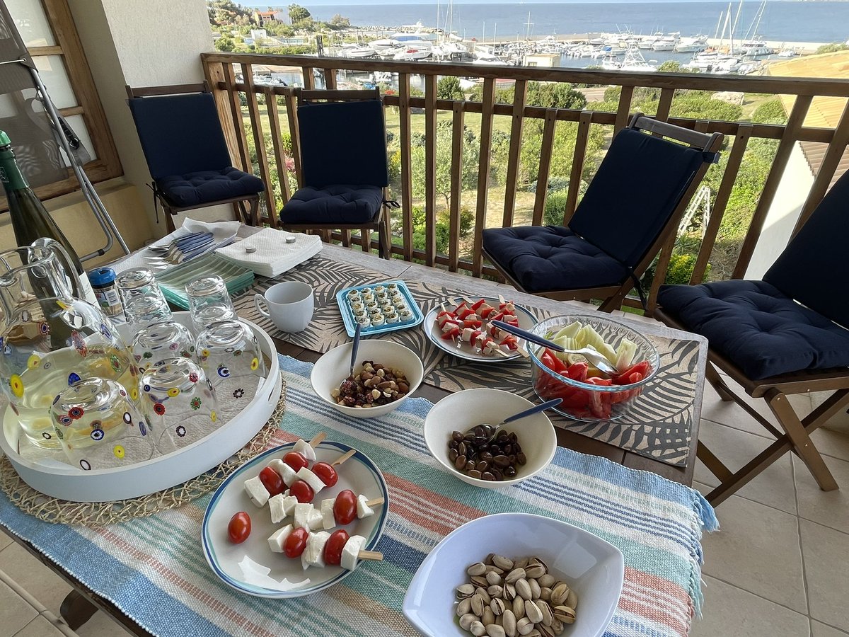 Quando le amiche ti chiedono l’aperitivo vista mare … ma ti dicono che sono a dieta ferrea! 🫨 Infuso di zenzero e arancia come drink e verdure e di ogni tipo … non si può sentire! 🙄 Che ne tocca fa!