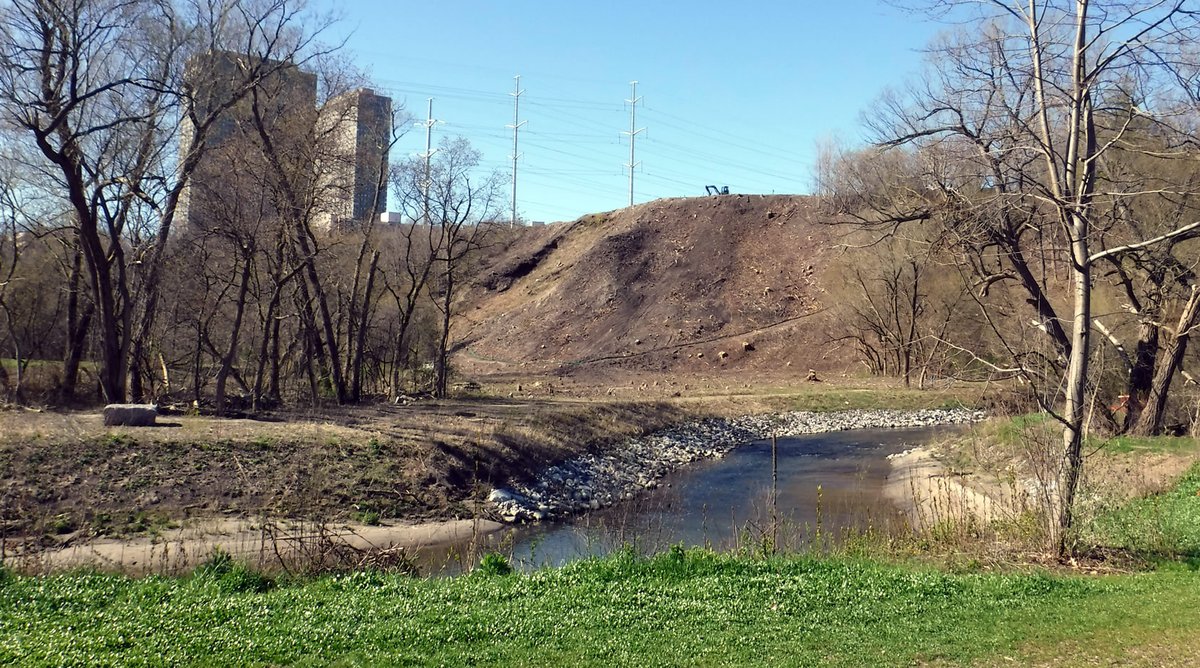 rudydotca's tweet image. #ThenAndNow   Thorncliffe Ski Jump

its heyday was in the 1930s, and it was gone by the 1950s

today you can easily see where it was, because the side of the ravine has been denuded for the new Ontario Line bridge