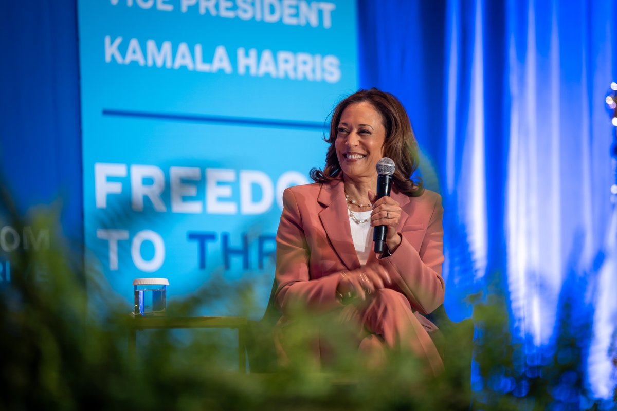 KamalaHarris tweet picture