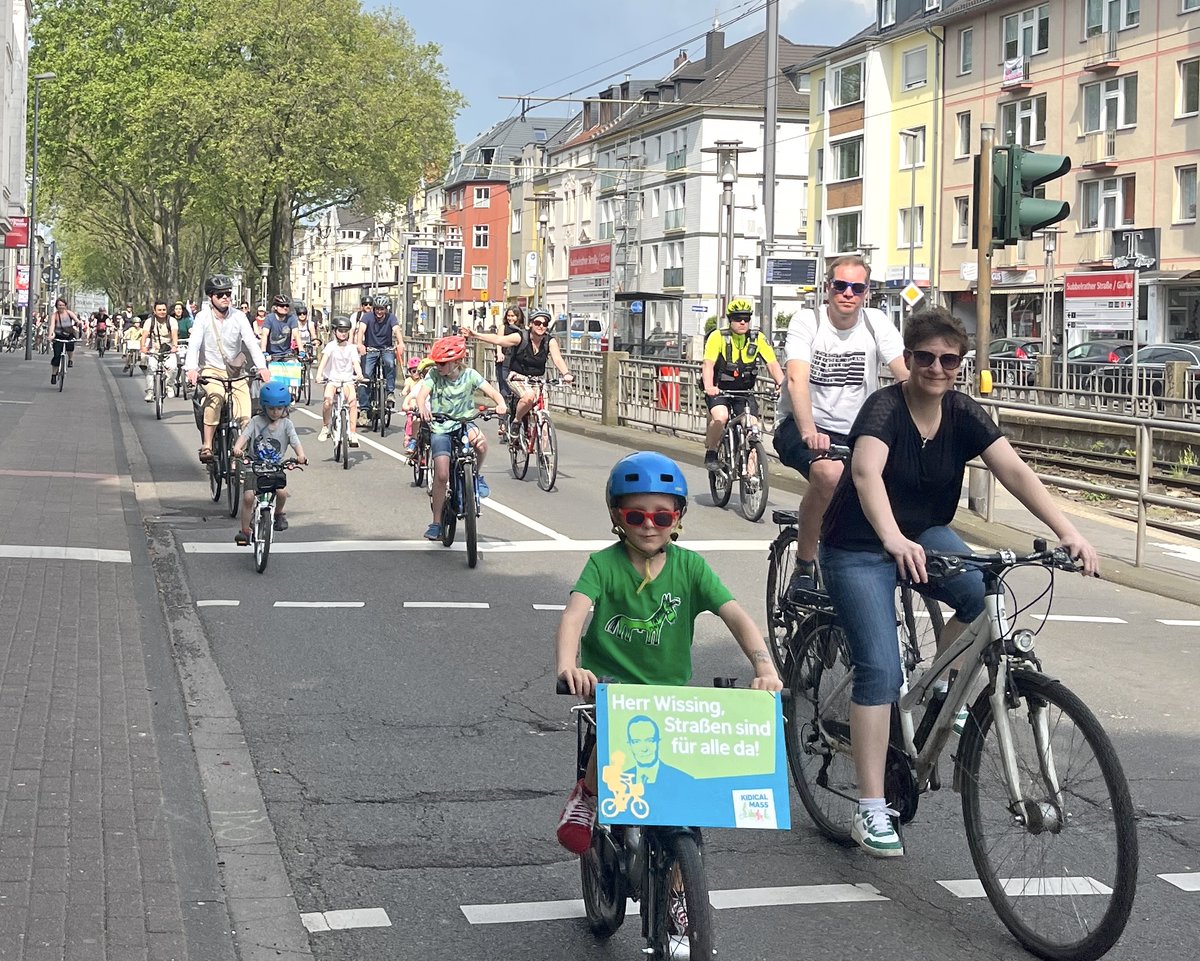 Nahezu 600 Teilnehmer auf der heutigen Fahrraddemo der Ossendorfer, Bickendorfer und Ehrenfelder Veedel für ein kinder- und fahrradfreundliches Köln. Kinder und Jugendliche sollen sich sicher und selbstständig zu Fuß und mit dem Fahrrad bewegen können. #KidicalMass @KidicalmassK