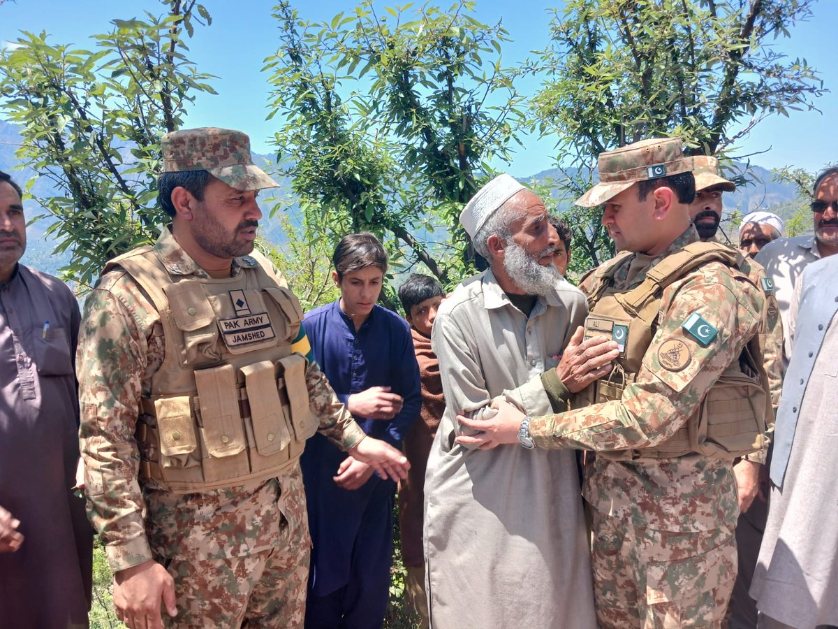 سپاہی اعظم خان شہید کی مکمل فوجی اعزاز کے ساتھ نماز جنازہ۔۔۔ سپاہی اعظم خان شہید نے 30 اپریل 2024 کو میر علی میں شہادت حاصل کی۔  شہید کی نماز جنازہ ان کے آبائی گاؤں شواراں ڈوری، ضلع #شانگلہ میں تمام فوجی اعزاز کے ساتھ ادا کی گئی۔ پاک فوج کے اعلی افسران اور جوانوں نے شہید کی…