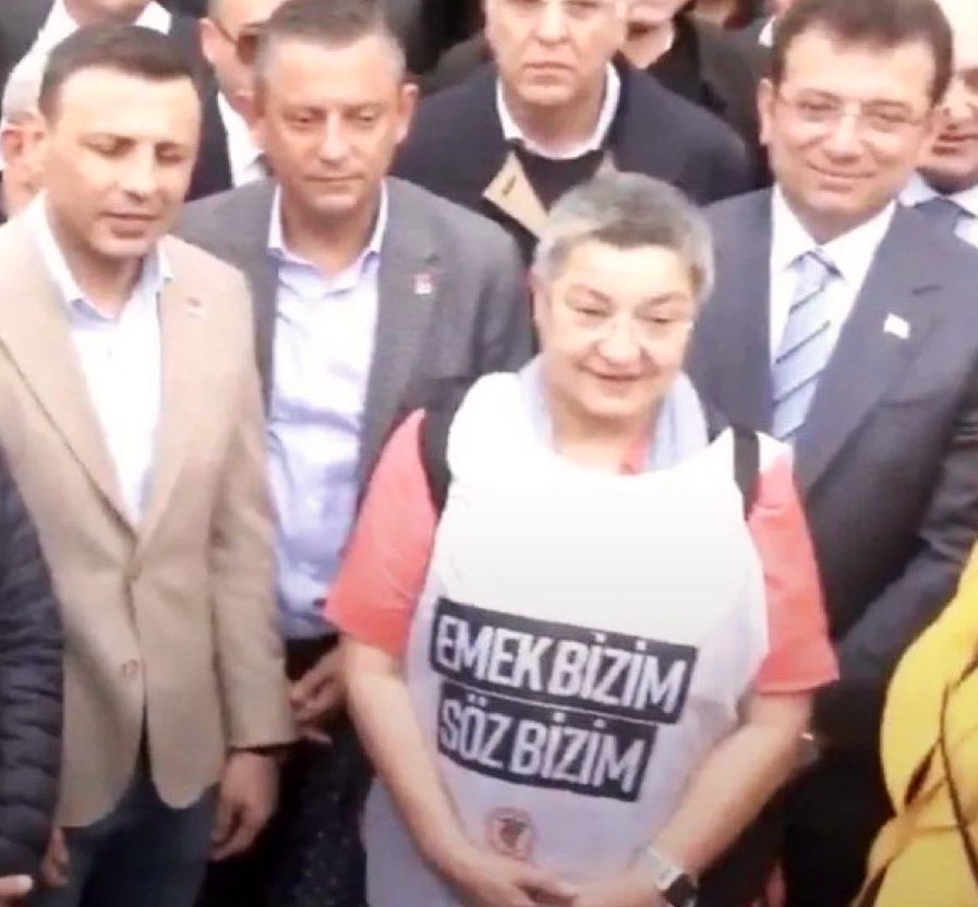 TSK'ya kimyasal silah iftirasında bulunmuş ve terör örgütü propagandası suçlamasıyla 2 yıl hapis cezası almış biri ile el sıkışmak beraber poz vermek tam da CHP’ye yakışır hareketler @eczozgurozel @ekrem_imamoglu