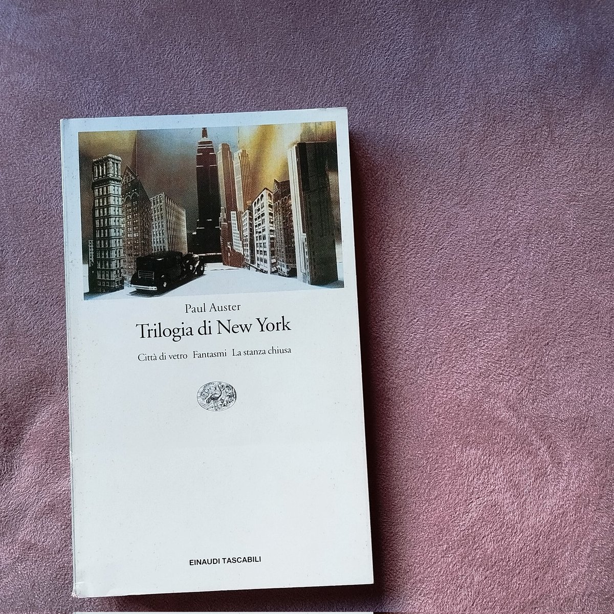 Come ha detto qualcuno, le storie capitano solo a chi le sa raccontare. Analogamente, forse, le esperienze si presentano solo a chi è capace di viverle. da 'Trilogia di New York' di Paul Auster, @einaudieditore #paulauster #trilogiadinewyork #newyork #addio #rip