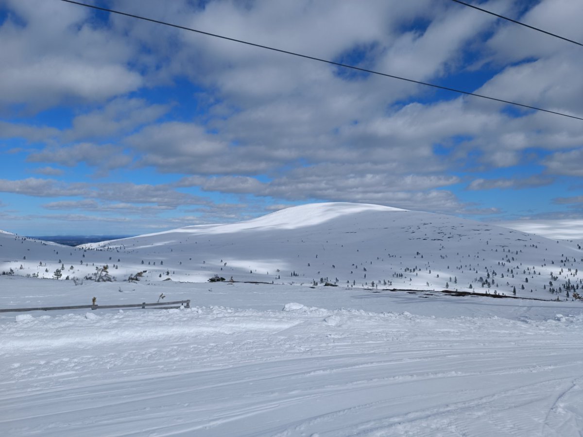Se etu, kun asut täällä: ehdimme esikoisen kanssa Pallakselle laskemaan muutamat vappulaskut. Laskin alas pitkää laskua, kuuntelin lumen suhinaa laudan alla, katsoin ympärilleni ja mietin; tämä #muonio minun #happyplace. Olen jo aika varma asiasta tässä vaiheessa elämääni. 🫶