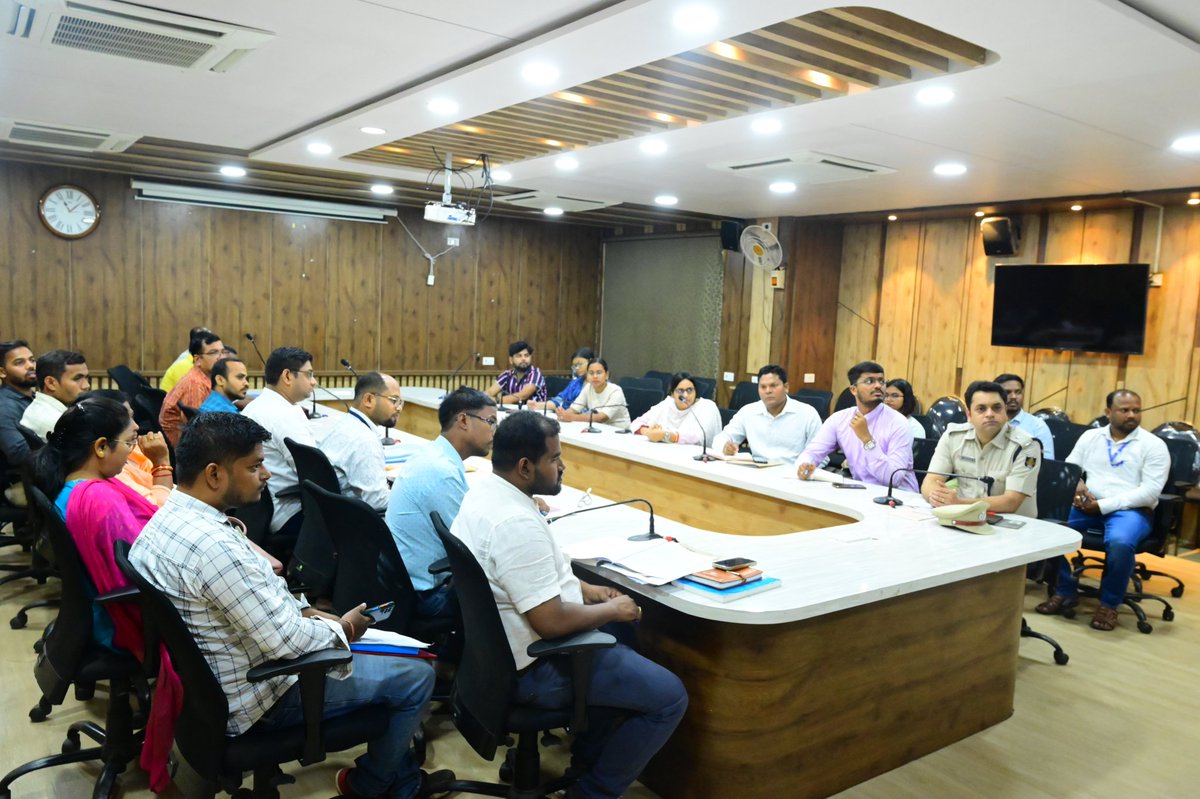 The Expenditure Observer for 17-Puri PC, Sri Sudhanshu Dhar Mishra, IRS, took a review meeting on 01.05.2024 with the Expenditure Monitoring teams in presence of the Collector & DEO, SP, and other senior officers. @ECISVEEP @OdishaCeo #GeneralElections2024 #Election2024