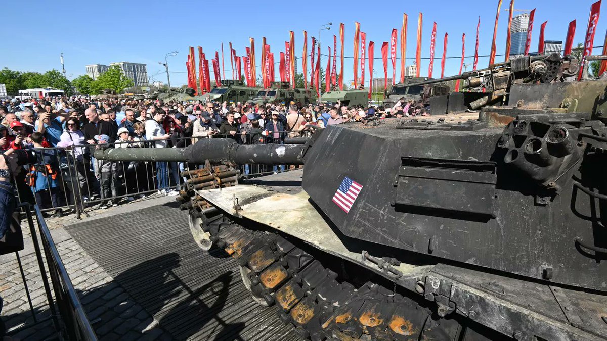 ‼️BREAKING:

🇷🇺 Every employee of the American, British, German, French and Polish embassies have been called up to the exhibition to witness the destroyed NATO weapons without having to wait in line and are given front row.

Haha, the Kremlin is really embarrassing these id!ots.